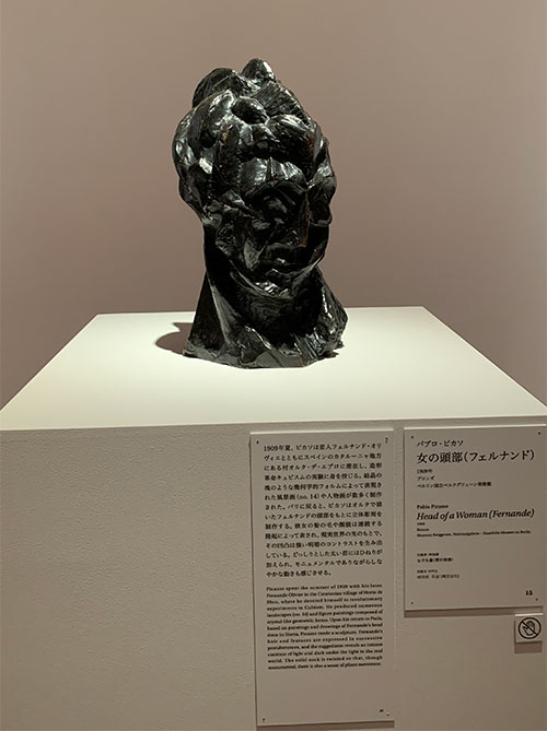 女の頭部