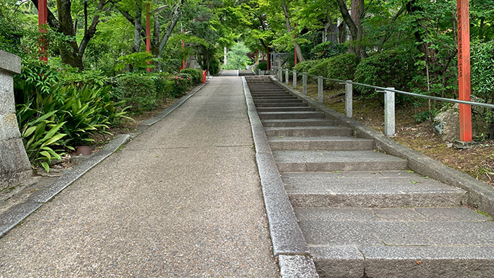 境内:上り階段