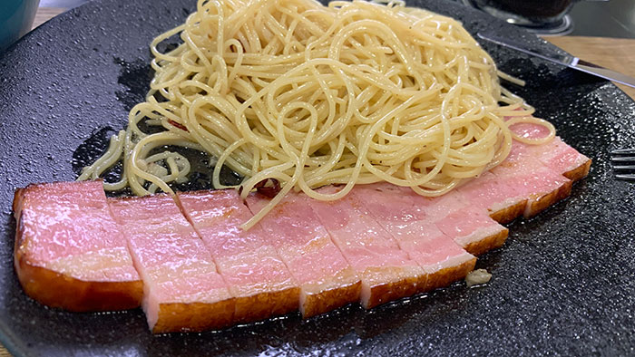 厚切りの大きなベーコン