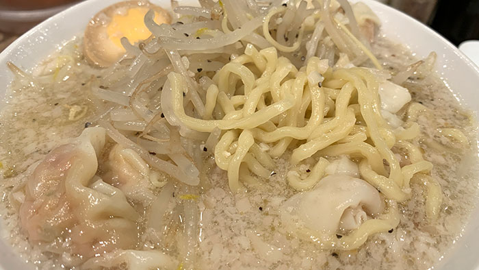 塩ニンニク粗びき肉汁雲呑麺:麺