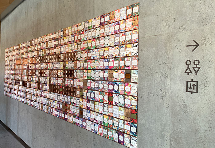 コーヒー豆の歴代パッケージカードが飾られている壁