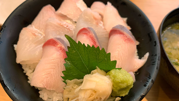 三色丼のアップ