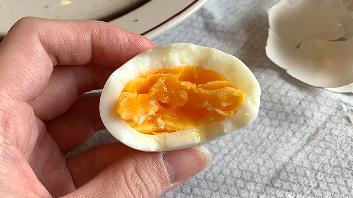 殻が剥いた半熟ゆで卵