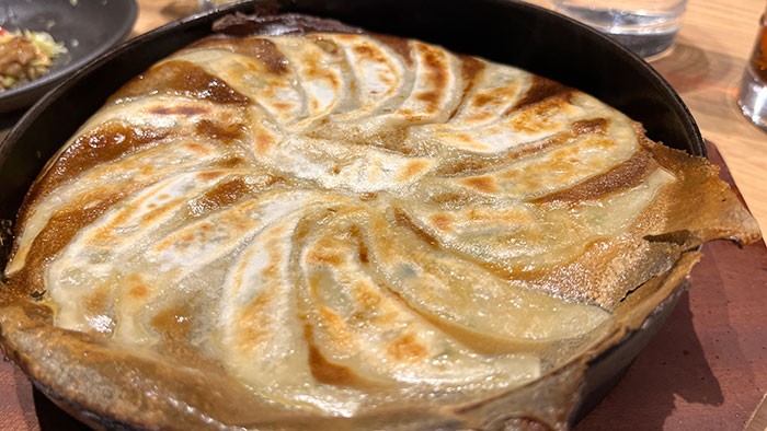 パリパリ鉄鍋餃子