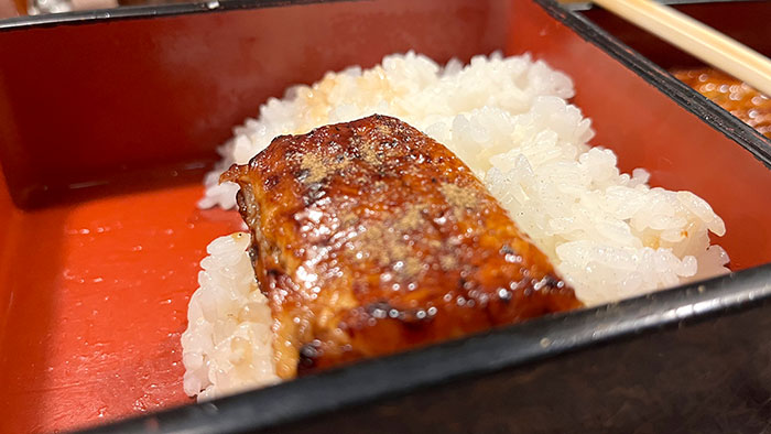 ごはんの上にうなぎを乗せて山椒をかける