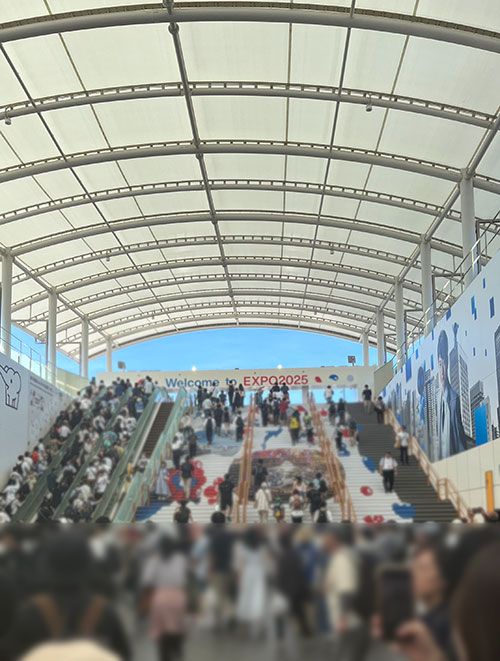 入り口の人混みの多さ