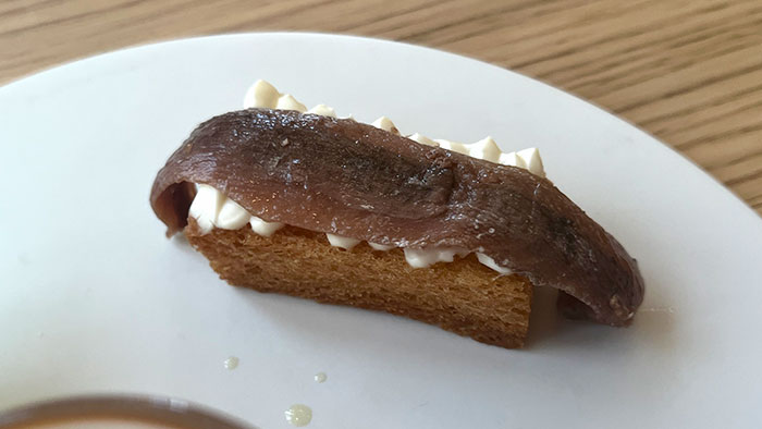 カンタブリア州：アンチョビとクリームチーズのトースト