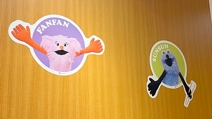 店内に装飾されたステッカーファンファンとスンスン