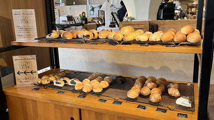 ランチ限定の自家製食べ放題のパンたち