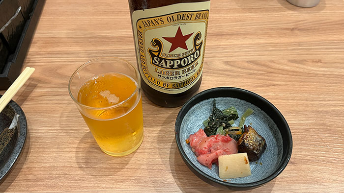 瓶ビール「サッポロラガービール」とお通し